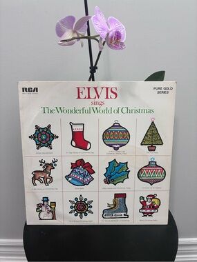 ELVIS Holiday Album Cover – White with Red and Green Artwork
